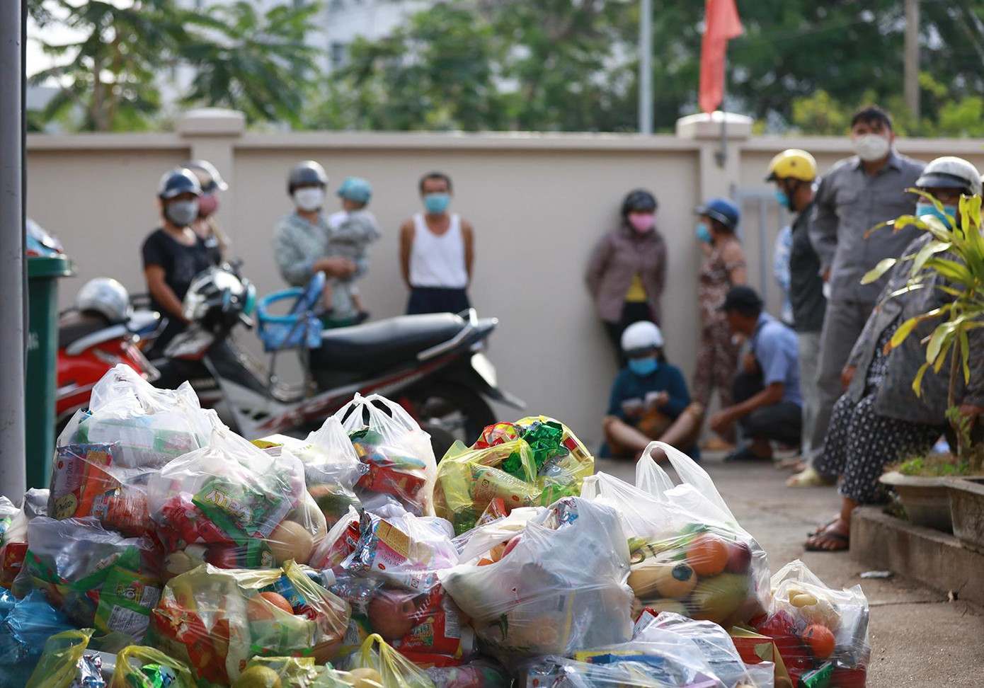 Người dân đến nhận quà cũng tuân thủ nguyên tắc, khi nào đơn vị phân phối chuẩn bị xong thì họ mới vào khu vực nhận hoa quả. Ảnh: Như Ý Người dân đến nhận quà cũng tuân thủ nguyên tắc, khi nào đơn vị phân phối chuẩn bị xong thì họ mới vào khu vực nhận hoa quả. Ảnh: Như Ý