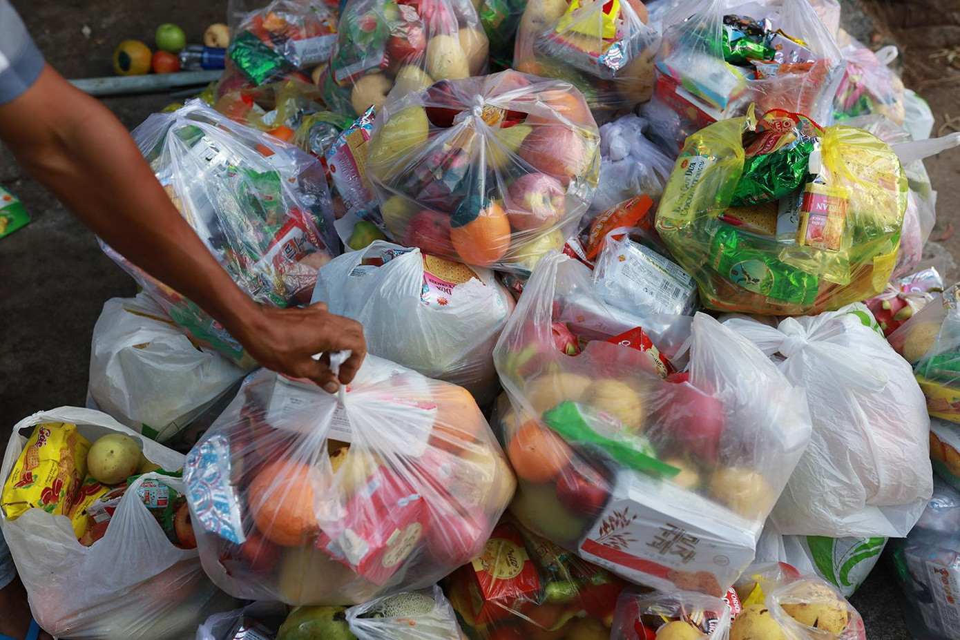 Mỗi túi quà được lựa chọn đầy đủ, có thêm một vài túi bánh nhỏ. Ảnh: Như Ý Mỗi túi quà được lựa chọn đầy đủ, có thêm một vài túi bánh nhỏ. Ảnh: Như Ý