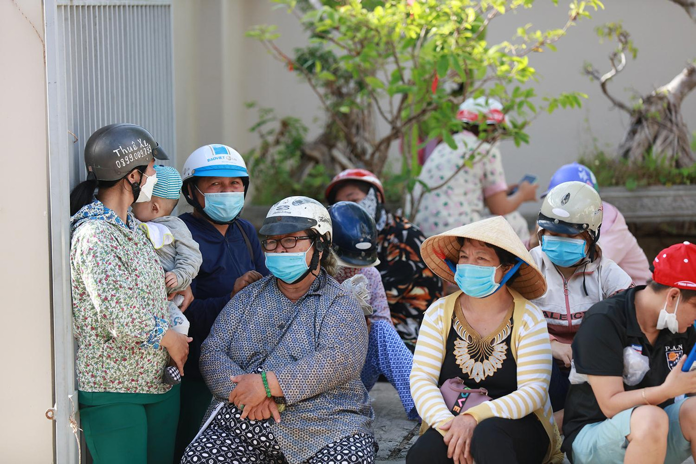 Khá đông người dân địa phương, những người sinh sống trên đảo chờ để được nhận hoa quả từ cán bộ Hội Chữ thập đỏ. Ảnh: Như Ý Khá đông người dân địa phương, những người sinh sống trên đảo chờ để được nhận hoa quả từ cán bộ Hội Chữ thập đỏ. Ảnh: Như Ý