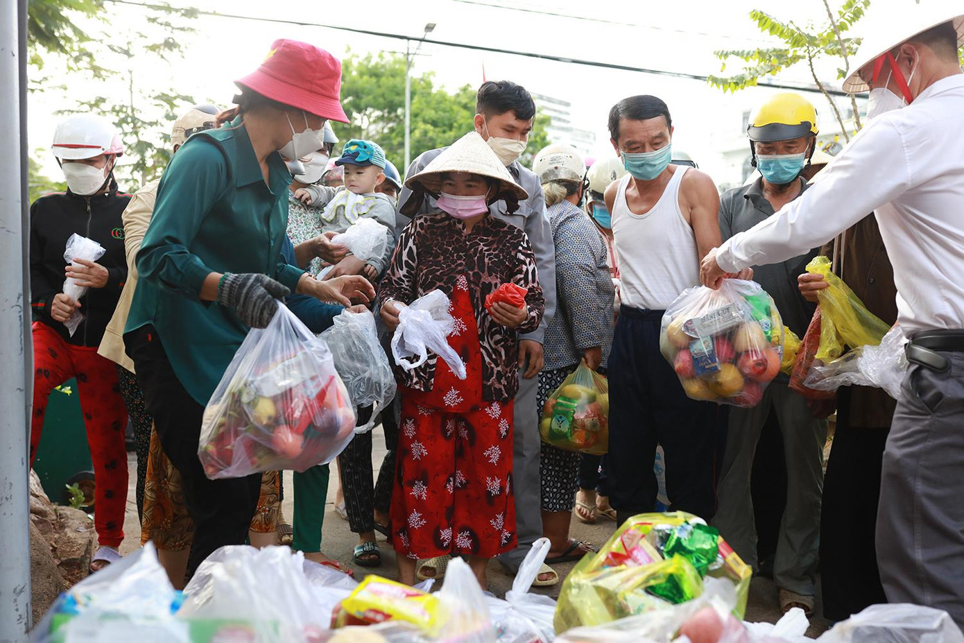 Mỗi người sẽ được nhận một túi, gồm nhiều loại hoa quả. Nếu có những quả dập, hỏng một phần, họ sẽ tận dụng, chia sẻ với bầy khỉ ở trên đảo. Ảnh: Như Ý Mỗi người sẽ được nhận một túi, gồm nhiều loại hoa quả. Nếu có những quả dập, hỏng một phần, họ sẽ tận dụng, chia sẻ với bầy khỉ ở trên đảo. Ảnh: Như Ý