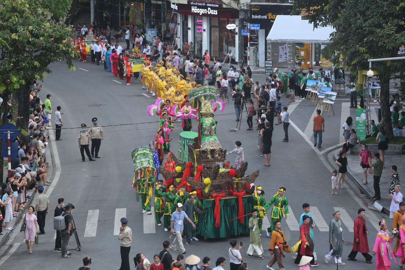 Lễ rước kiệu trước lễ đón Bằng xếp hạng di tích quốc gia đặc biệt. Ảnh: Duy Phạm