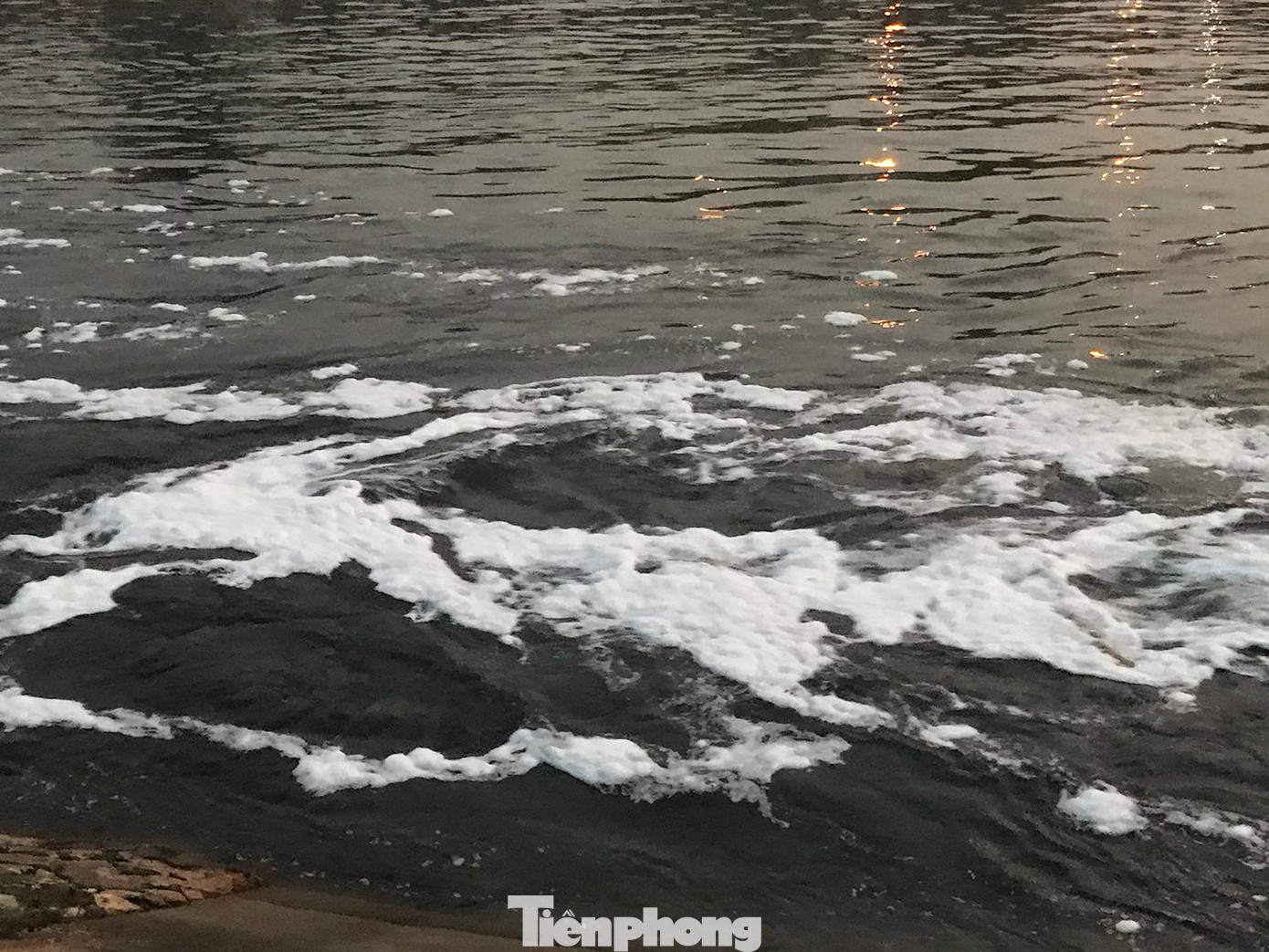Bọt trắng xuất hiện khá dày, khó tan. Ảnh: Trường Phong