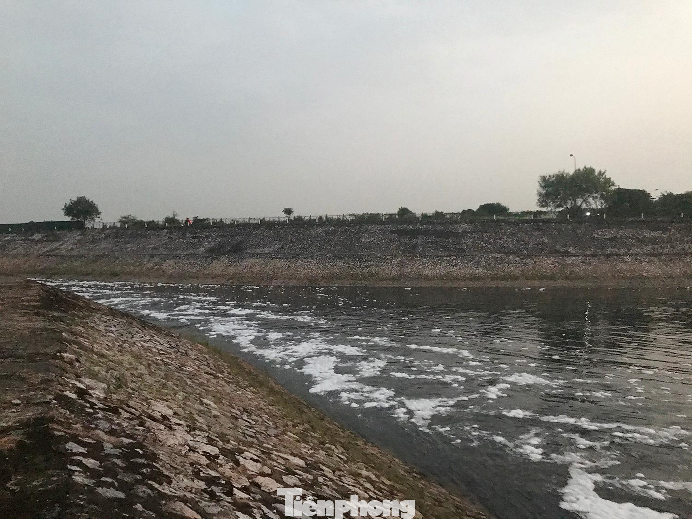 Đáng chú ý, lượng bọt trắng kể trên rất lâu tan, trôi vài trăm mét vẫn còn nguyên từng tảng lớn. Ảnh: Trường Phong