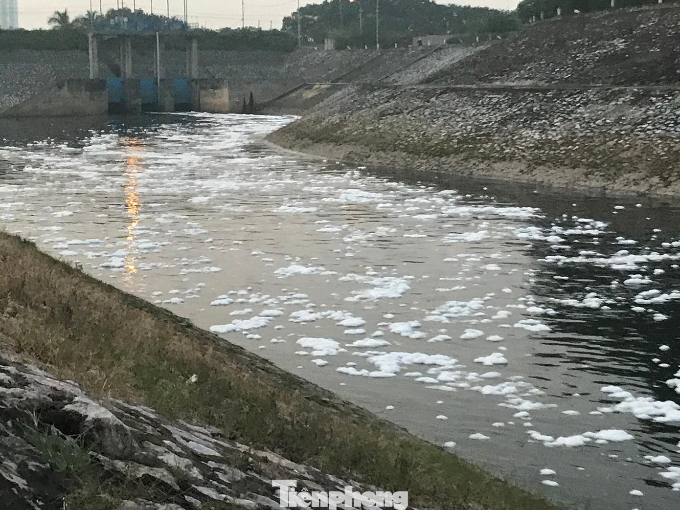 Nước nổi bọt trắng xóa trên Kênh dẫn nước Yên Sở đổ ra sông Hồng. Ảnh: Trường Phong Nước nổi bọt trắng xóa trên Kênh dẫn nước Yên Sở đổ ra sông Hồng. Ảnh: Trường Phong
