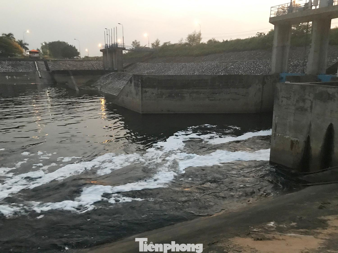 Nước chảy từ phía nội đô qua kênh dẫn nước Yên Sở, chảy ra sông Hồng. Trên dòng nước xuất hiện bọt trắng xoá. Ảnh: Trường Phong