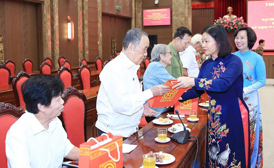Phó Bí thư Thường trực Thành uỷ Hà Nội Nguyễn Thị Tuyến tặng quà đại diện Ban liên lạc chiến sĩ cách mạng bị địch bắt tù đày thành phố Hà Nội