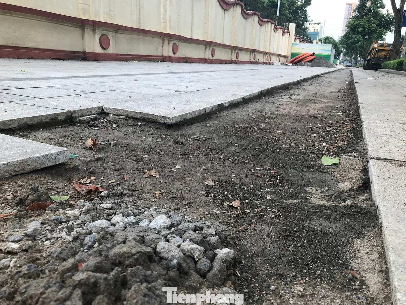 Theo ghi nhận của phóng viên, vài chục mét vỉa hè được lát đá đã bị đào lên, chiều rộng khoảng 2 viên đá. Ảnh: Trường Phong