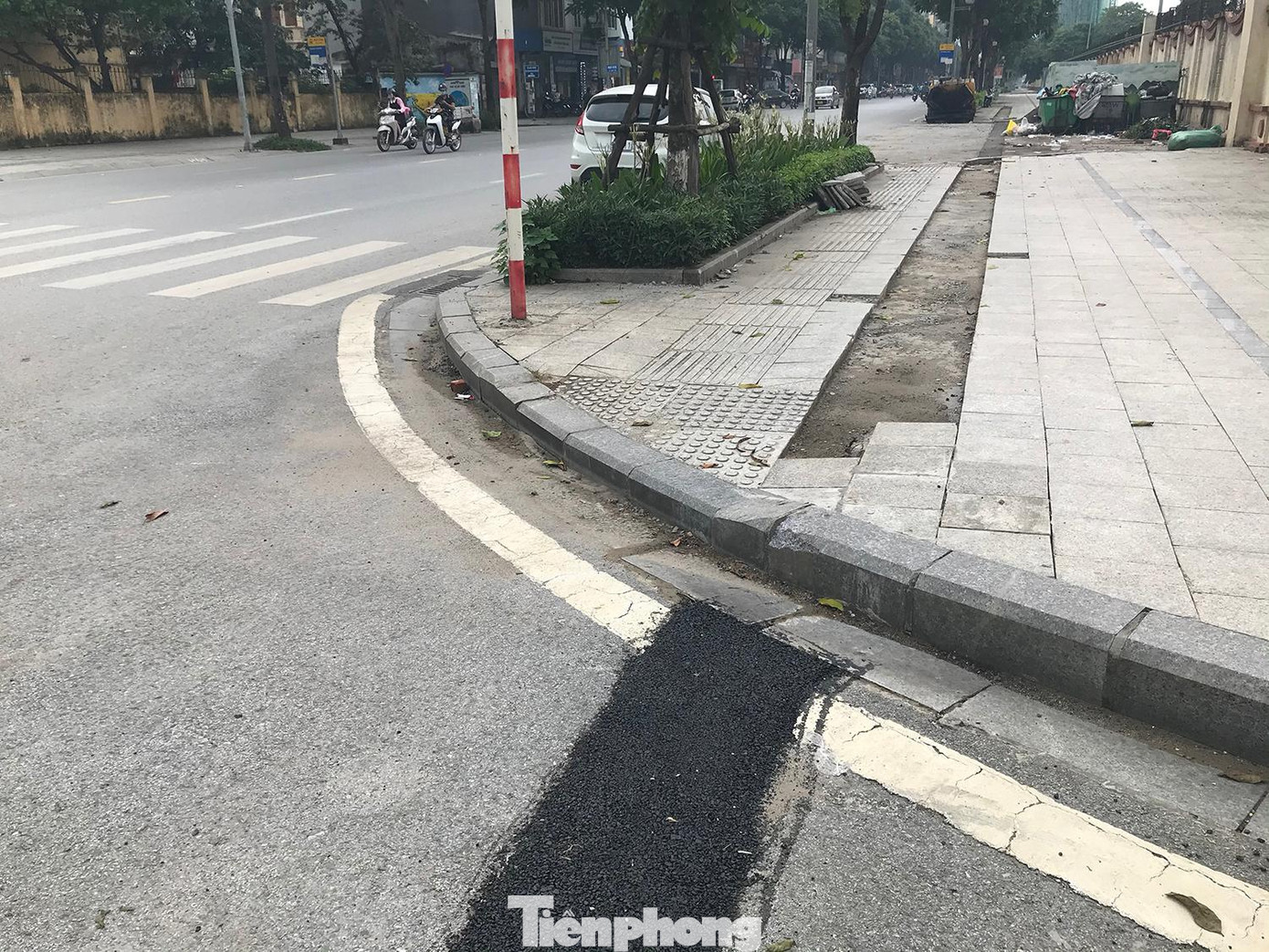 Vỉa hè phố Lê Trọng Tấn bị đào xới, thi công hạng mục ngầm. Ảnh: Trường Phong