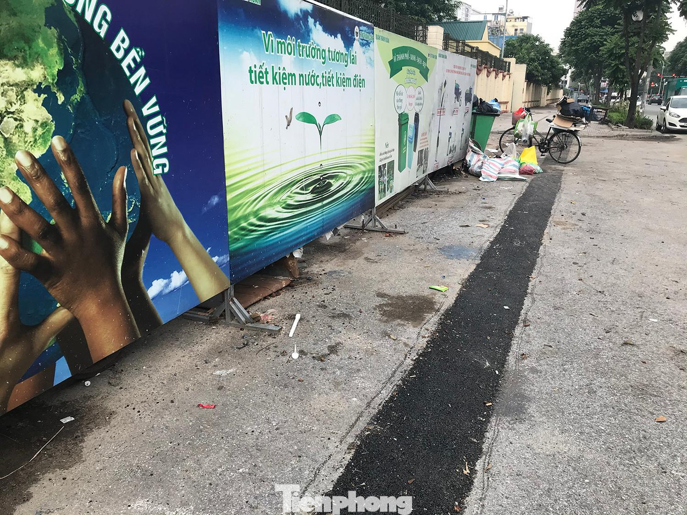 Một đoạn lòng đường cũng bị cắt để thi công và đã hoàn trả lại bằng việc thảm nhựa đường. Ảnh: Trường Phong