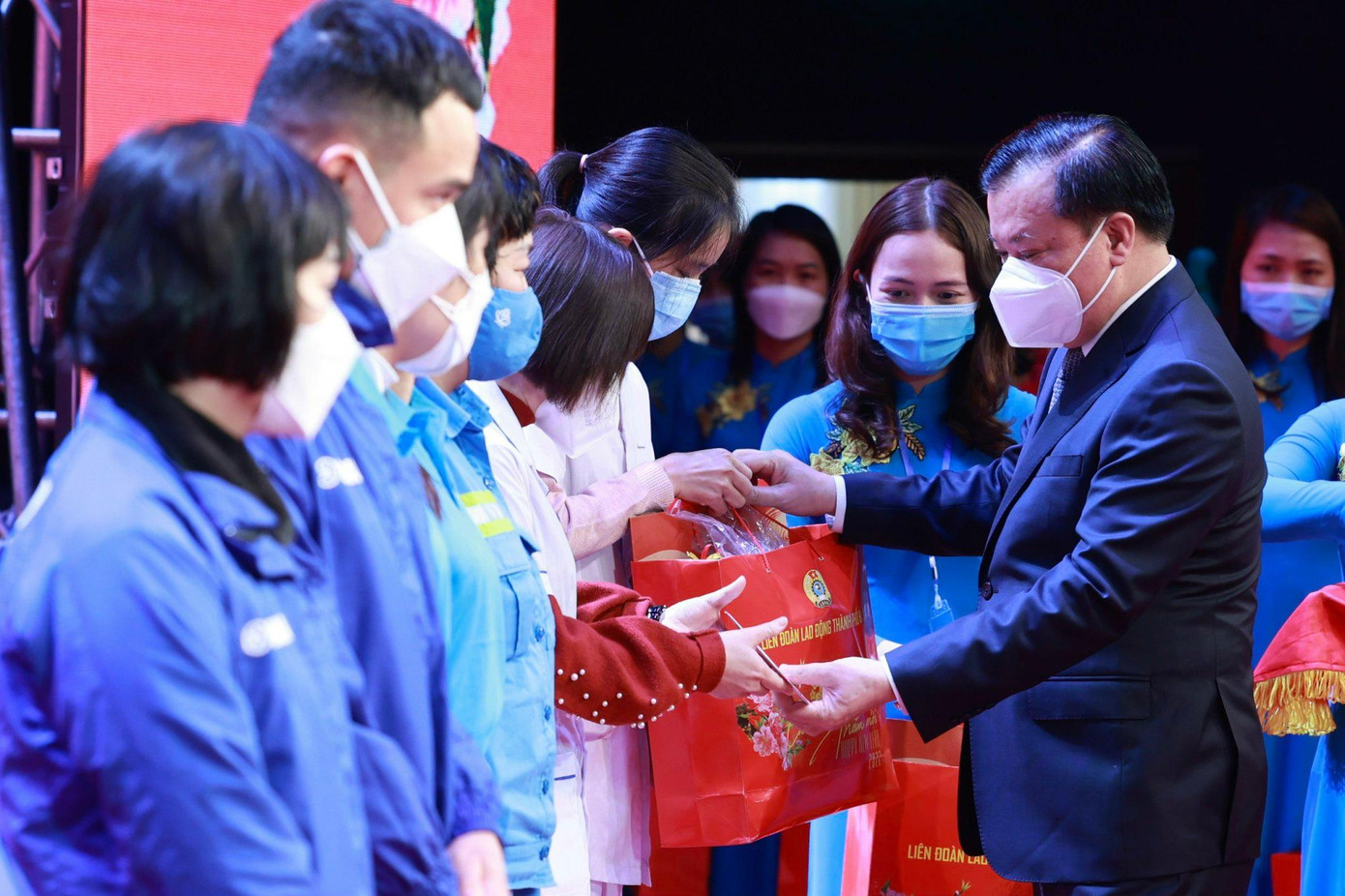 Bí thư Thành uỷ Hà Nội Đinh Tiến Dũng tặng quà cho công nhân, người lao động. Ảnh: PV