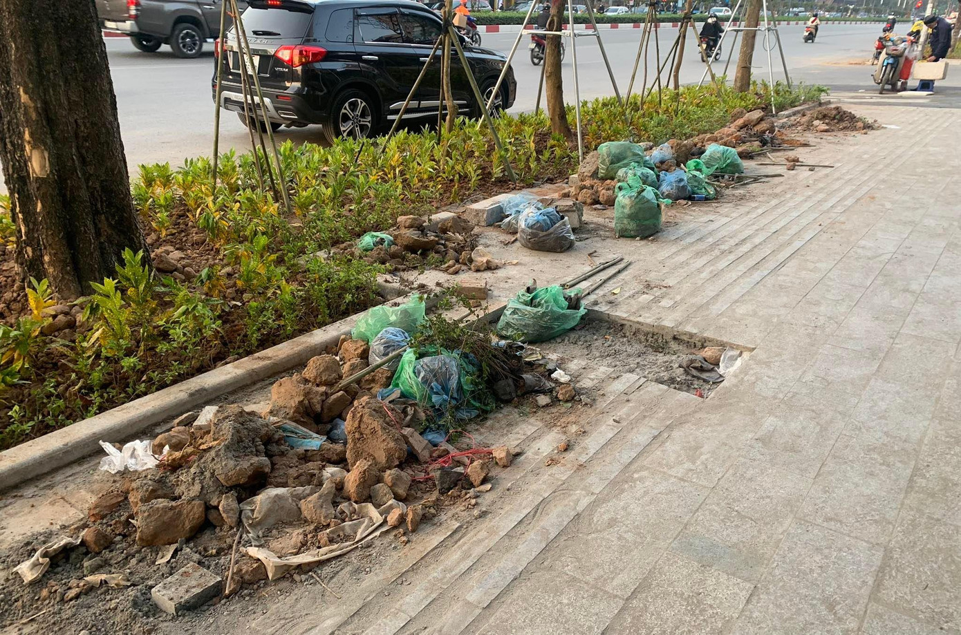 Tình trạng nhếch nhác, mất mỹ quan đô thị tồn tại ở nhiều đoạn vỉa hè vừa thi công xong, trong đó có nhiều rác thải sinh hoạt của người dân. Ảnh: Duy Phạm