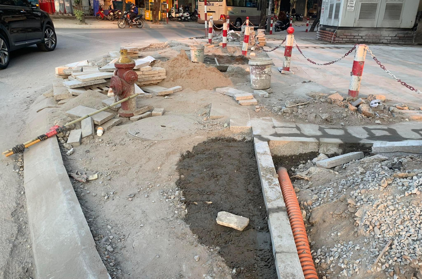 Một số đoạn, tuyến vỉa hè phố Nguyễn Chí Thanh đang tiếp tục được hoàn thiện, nhưng rất bừa bộn. Ảnh: Duy Phạm