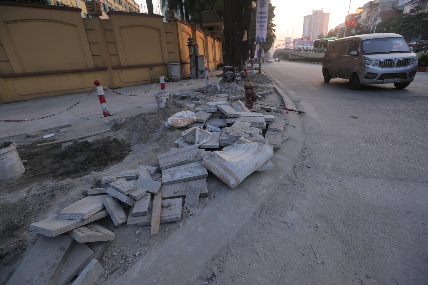 Mới đây, Sở Xây dựng, UBND thành phố Hà Nội đã có văn bản chấn chỉnh công tác thi công, bảo trì, duy tu vỉa hè trên địa bàn thành phố, yêu cầu đảm bảo văn minh đô thị. Ảnh: Duy Phạm