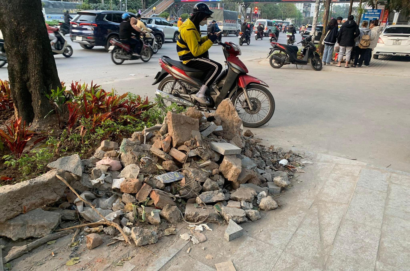 Đại diện đơn vị thi công cho biết, sẽ hoàn chỉnh thiết kế, thi công toàn tuyến vỉa hè phố Nguyễn Chí Thanh trong một vài ngày tới, khắc phục triệt để những phản ánh của dư luận về tình trạng bụi bẩn, rác thải để đảm bảo không ảnh hưởng đến cuộc sống của người dân dịp giáp Tết. Ảnh: Duy Phạm