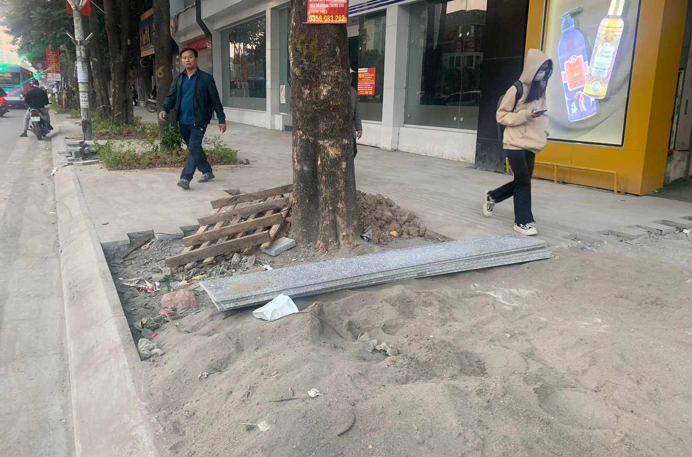 Trước đó, trao đổi với phóng viên Tiền Phong, Ban QLDA quận Đống Đa cho biết sẽ có biện pháp chấn chỉnh. Ảnh: Duy Phạm