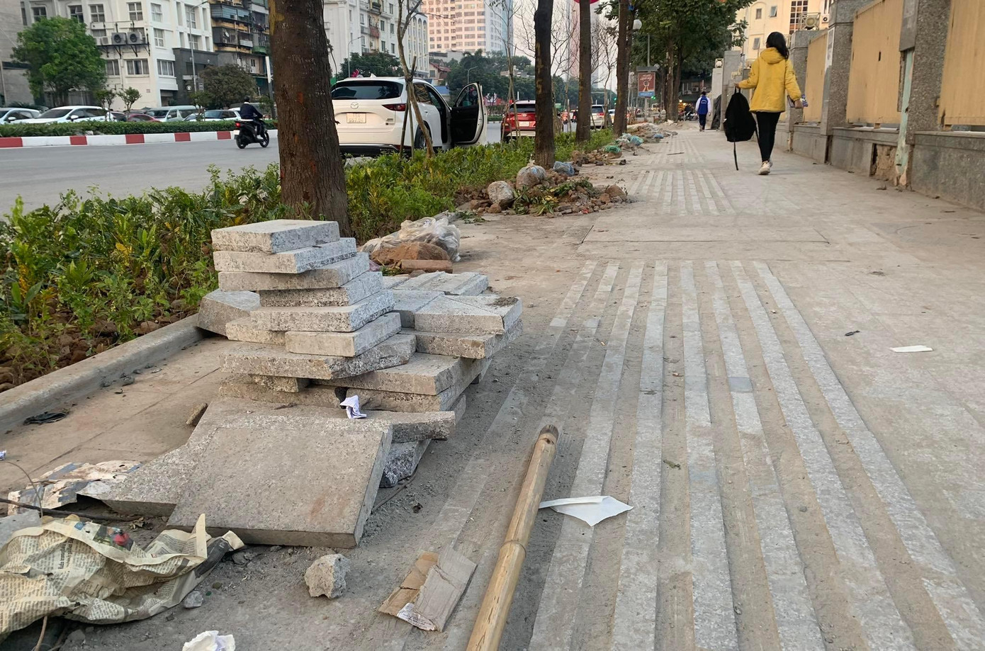 Gần cuối tháng 12/2022, theo ghi nhận của phóng viên, nhiều đoạn vỉa hè đã được lát đá hoàn thiện, nhưng vương vãi nhiều bụi bẩn, rác thải. Ảnh: Duy Phạm