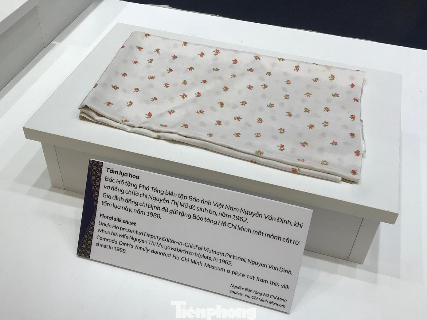 Tấm lụa hoa Bác Hồ tặng Phó Tổng Biên tập Báo ảnh Việt Nam Nguyễn Văn Định, khi vợ ông Định là bà Nguyễn Thị Mễ đẻ sinh ba, năm 1962. Ảnh: Trường Phong