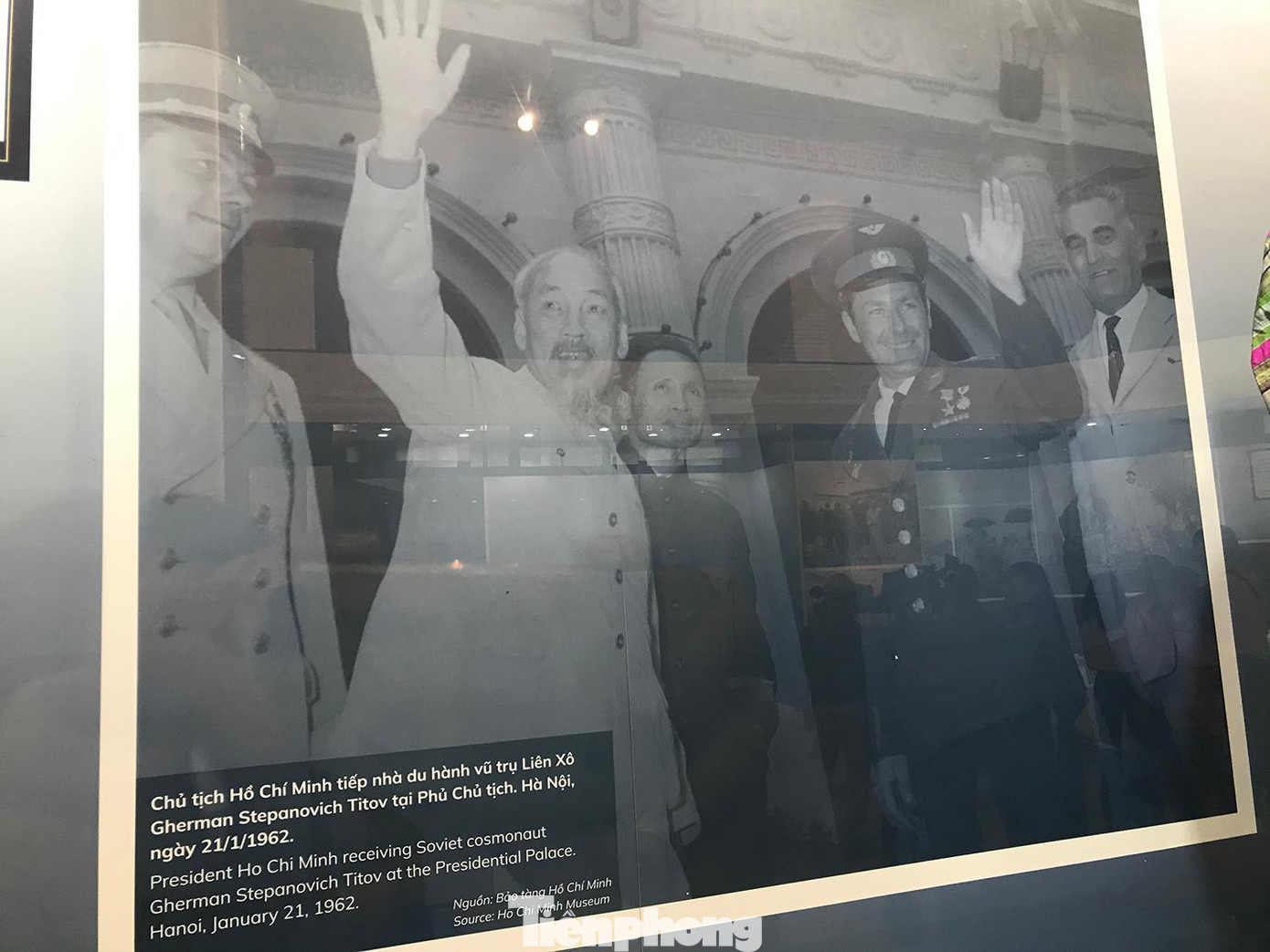 Chủ tịch Hồ Chí Minh tiếp nhà du hành vũ trụ Liên Xô Gherman Stepanovich Titov tại Phủ Chủ tịch, Hà Nội, ngày 21/1/1962. Ảnh: Trường Phong