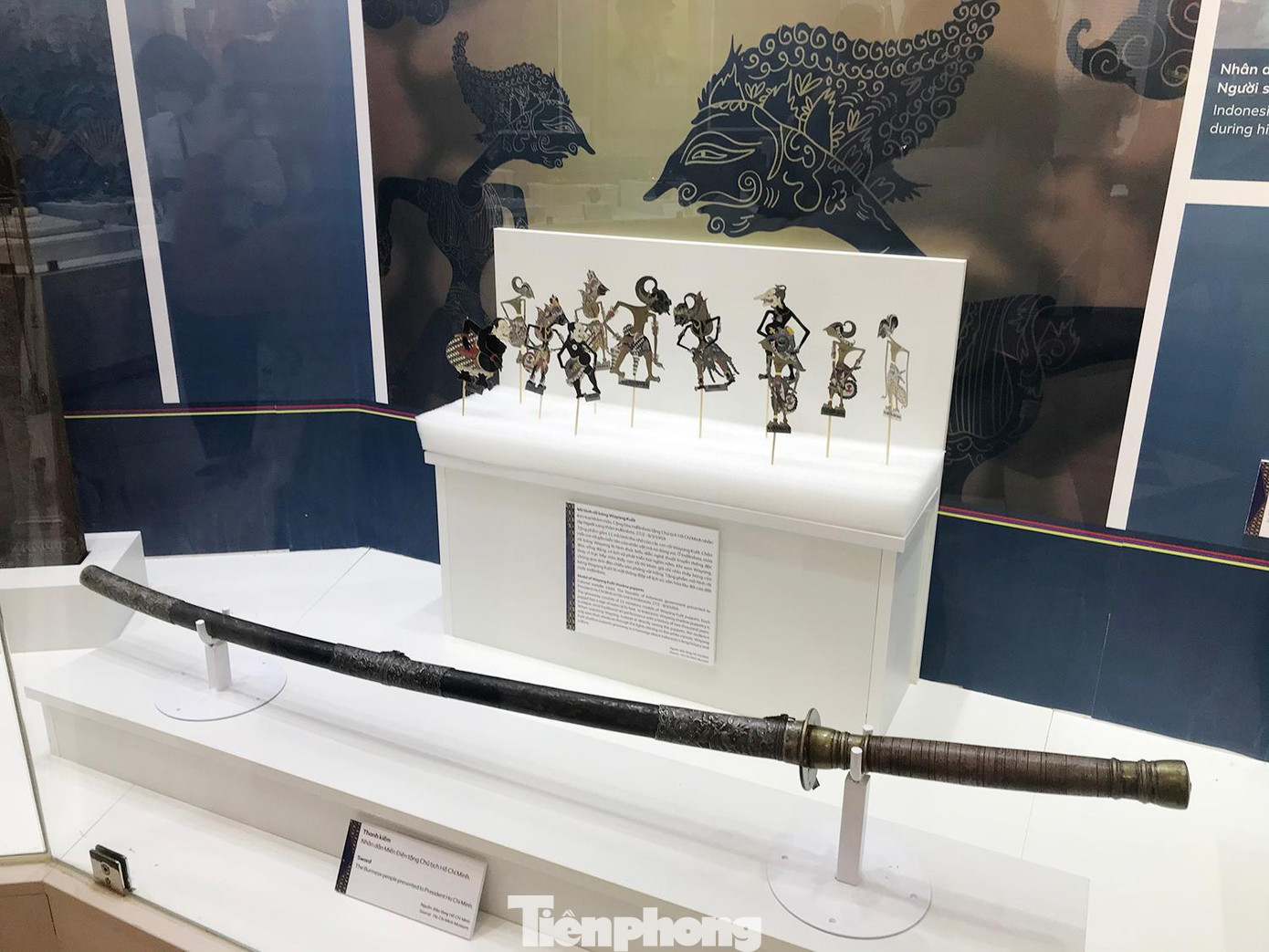 Vật phẩm từ Indonexia và Miến Điện tặng Chủ tịch Hồ Chí Minh. Ảnh: Trường Phong