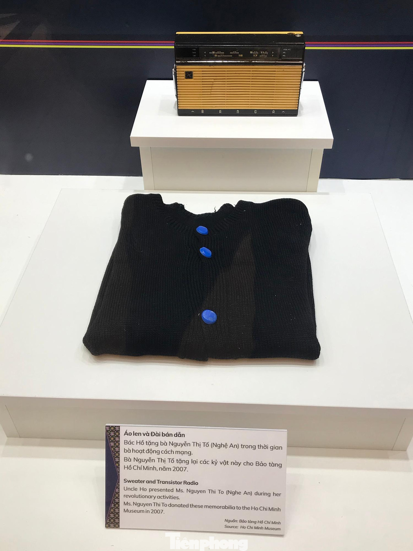 Áo len và đài bán dẫn Bác Hồ tặng bà Nguyễn Thị Tố (Nghệ An) trong thời gian bà hoạt động cách mạng. Bà Tố đã tặng lại các kỷ vật này cho Bảo tàng Hồ Chí Minh năm 2007. Ảnh: Trường Phong