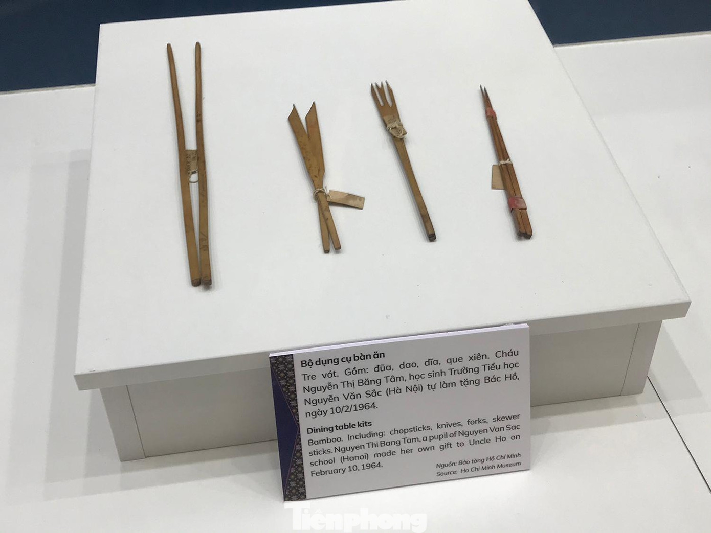 Bộ dụng cụ bàn ăn bằng tre vót, gồm đũa, dao, dĩa, que xiên do cháu Nguyễn Thị Băng Tâm, học sinh trường Tiểu học Nguyễn Văn Sắc (Hà Nội) tự làm tặng Bác Hồ, ngày 10/2/1964. Ảnh: Trường Phong