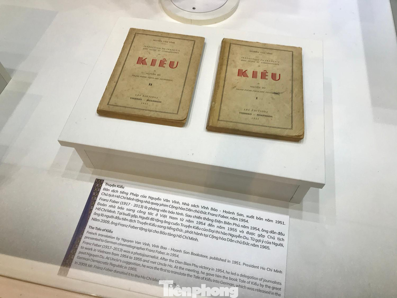 Truyện Kiều, bản dịch tiếng Pháp của Nguyễn Văn Vĩnh, xuất bản năm 1951. Chủ tịch Hồ Chí Minh tặng nhà quay phim Cộng hoà dân chủ Đức Franz Faber, năm 1954. Ảnh: Trường Phong