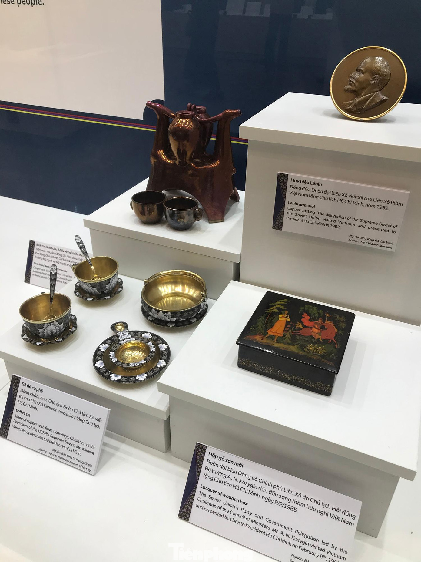 Các vật phẩm Huy hiệu Lê Nin, do Đoàn đại biểu Xô Viết tối cao Liên Xô thăm Việt Nam tặng Chủ tịch Hồ Chí Minh năm 1962; Bộ đồ cà phê do Chủ tịch Đoàn Chủ tịch Xô Viết tối cao Liên Xô tặng Chủ tịch Hồ Chí Minh; Hộp gỗ sơn mài, Đoàn đại biểu Đảng và Chính phủ Liên Xô do Chủ tịch Hội đồng Bộ trưởng A.N.Kosygin dẫn đầu sang thăm hữu nghị Việt Nam, tặng Chủ tịch Hồ Chí Minh ngày 9/2/1965. Ảnh: Trường Phong