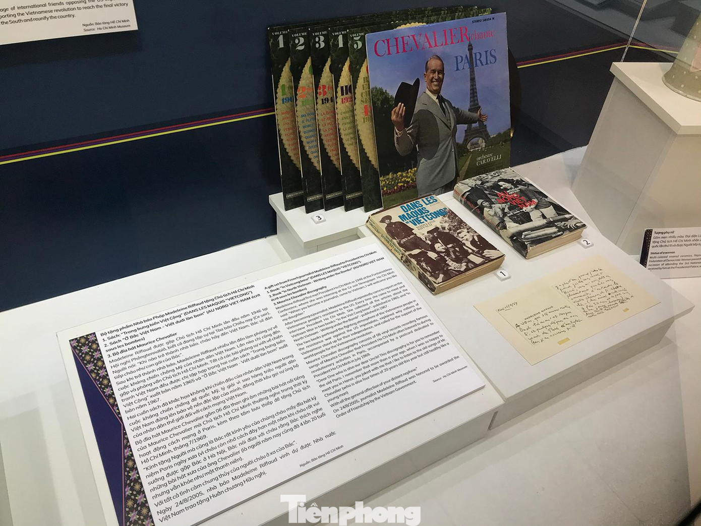 Bộ tặng phẩm nhà báo Pháp Madeleine Riffaud tặng Chủ tịch Hồ Chí Minh gồm sách "Trong bưng biền Việt Cộng"; sách "Ở Bắc Việt Nam - Viết dưới làn bom" và bộ đĩa hát Maurice Chevalier. Ảnh: Trường Phong