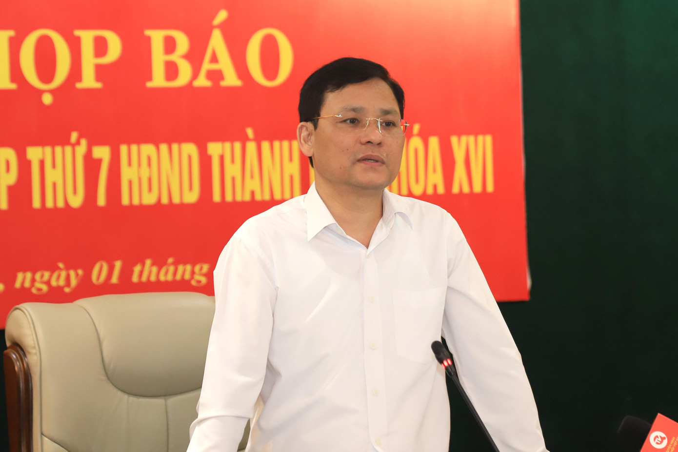 Phó Chủ tịch HĐND thành phố Hà Nội Phạm Quí Tiên trao đổi tại cuộc họp báo. Ảnh: TT