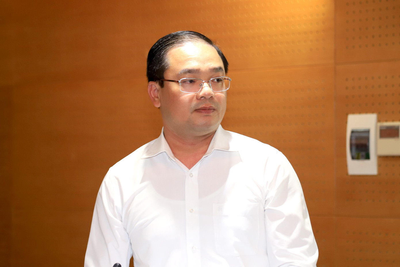 Chánh Văn phòng Đoàn ĐBQH và HĐND thành phố Hà Nội Nguyễn Ngọc Việt trả lời câu hỏi của phóng viên tại họp báo. Ảnh: TT