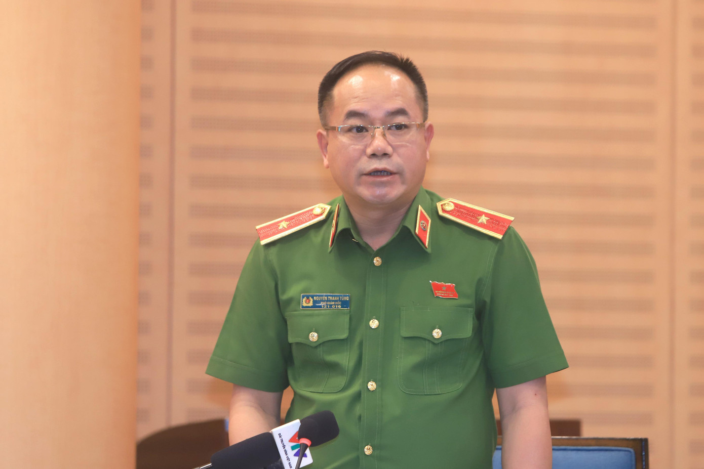 Phó Giám đốc Công an thành phố Nguyễn Thanh Tùng trao đổi tại cuộc họp.