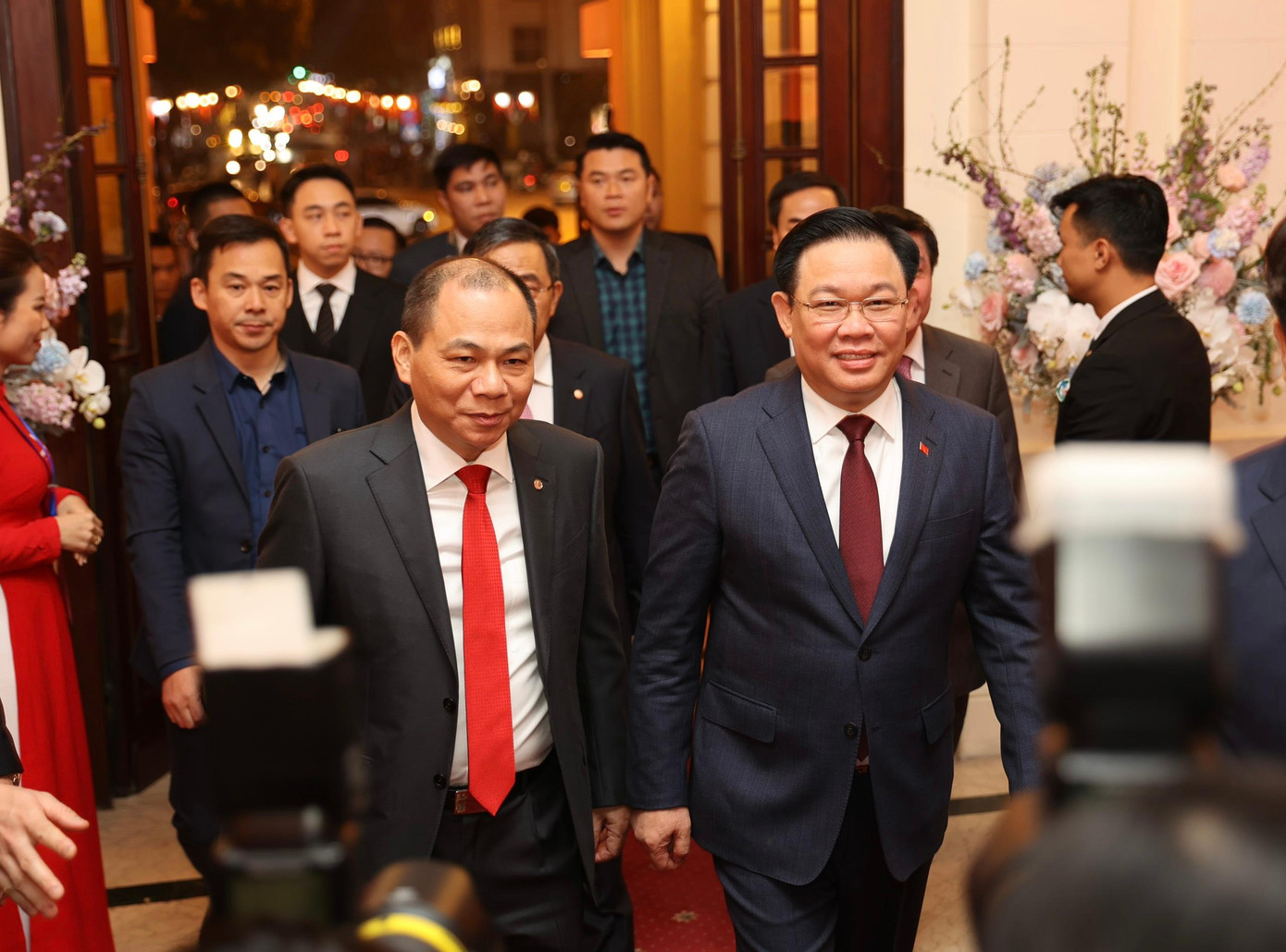 Chủ tịch Quốc hội Vương Đình Huệ đến dự chương trình trao Giải thưởng VinFuture. Đón Chủ tịch Quốc hội là Chủ tịch Tập đoàn Vingroup Phạm Nhật Vượng. Ảnh: Như Ý Chủ tịch Quốc hội Vương Đình Huệ đến dự chương trình trao Giải thưởng VinFuture. Đón Chủ tịch Quốc hội là Chủ tịch Tập đoàn Vingroup Phạm Nhật Vượng. Ảnh: Như Ý