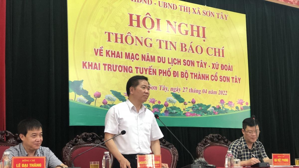 Ông Nguyễn Huy Khánh, Chủ tịch UBND Thị xã Sơn Tây thông tin về khai mạc năm du lịch Sơn Tây - xứ Đoài và khai trương tuyến phố đi bộ Thành cổ Sơn Tây. Ảnh: PV