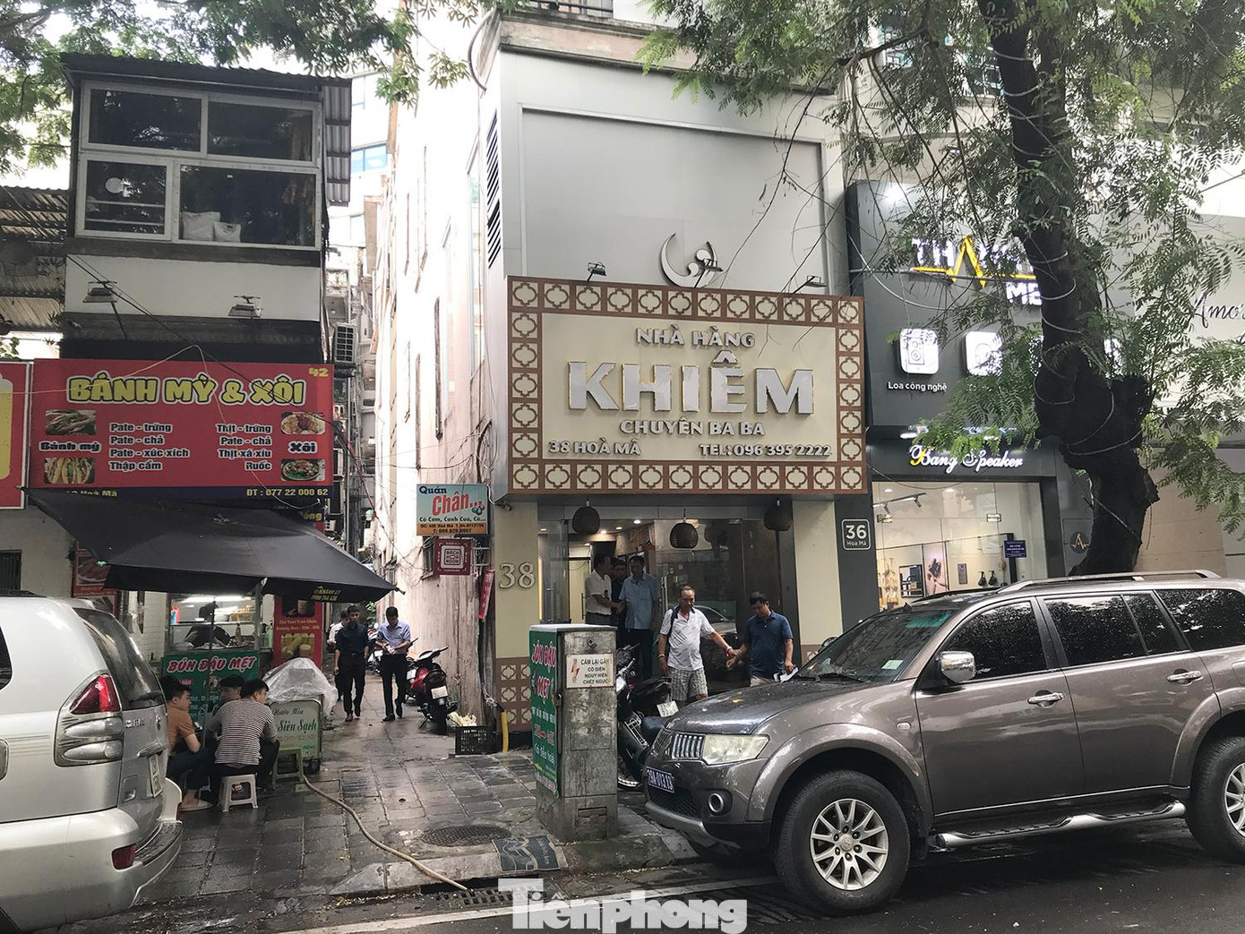 Nhà hàng Khiêm ở 38 Hòa Mã, bị phạt 2 triệu đồng vì “sử dụng người trực tiếp chế biến thực phẩm mà không cắt ngắn móng tay”. Ảnh: Trường Phong