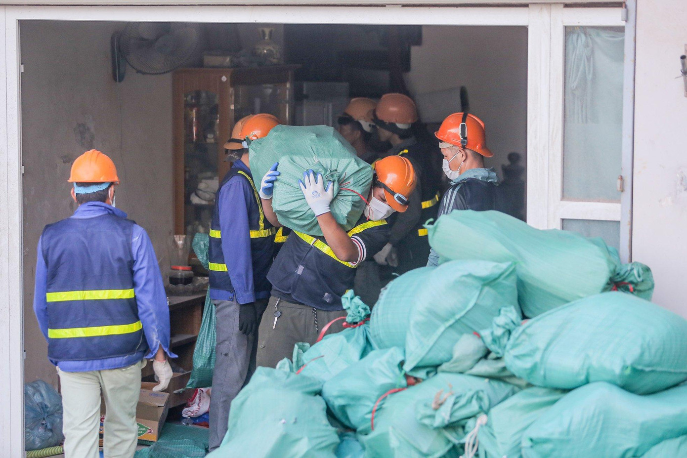 Lực lượng chức năng giúp vận chuyển đồ đạc khỏi ngôi nhà số 42 ngõ 14 phố Chùa Láng. Ảnh: Duy Phạm Lực lượng chức năng giúp vận chuyển đồ đạc khỏi ngôi nhà số 42 ngõ 14 phố Chùa Láng. Ảnh: Duy Phạm