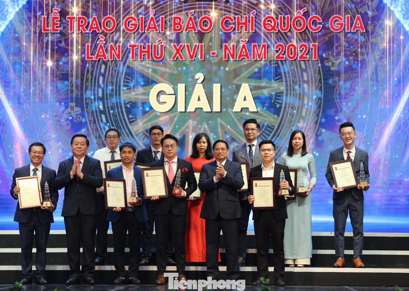 Thủ tướng Chính phủ Phạm Minh Chính và Trưởng Ban Tuyên giáo T.Ư Nguyễn Trọng Nghĩa trao giải cho các tác giả, nhóm tác giả đạt giải A. (Ảnh: Như Ý) Thủ tướng Chính phủ Phạm Minh Chính và Trưởng Ban Tuyên giáo T.Ư Nguyễn Trọng Nghĩa trao giải cho các tác giả, nhóm tác giả đạt giải A. (Ảnh: Như Ý)