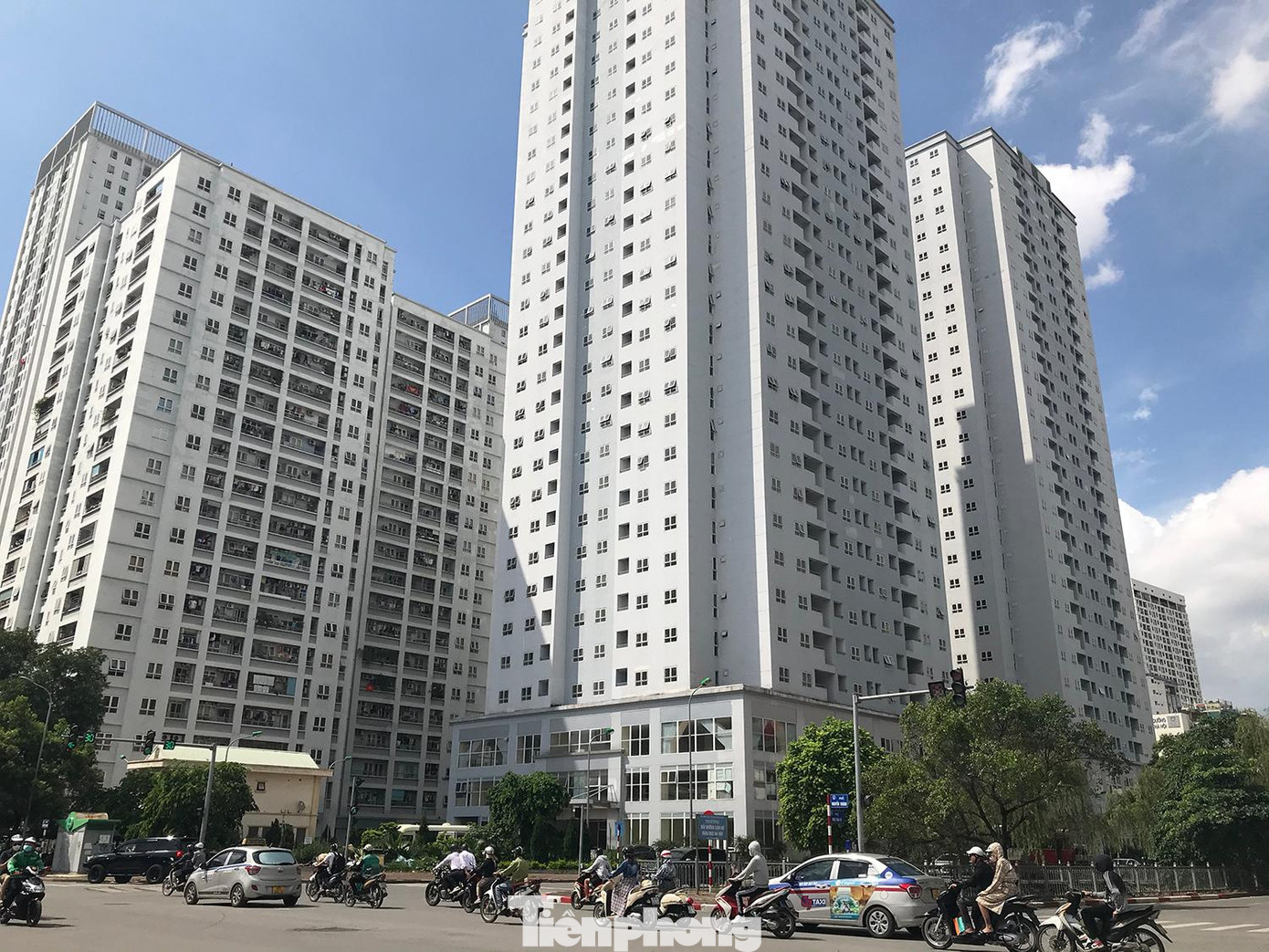 Khu chung cư tái định cư gồm nhiều toà nhà cao tầng ở khu vực ngã tư Nguyễn Chánh - Mạc Thái Tổ (quận Cầu Giấy) chưa được lấp đầy, dù ở vị trí rất thuận tiện. Ảnh: Trường Phong