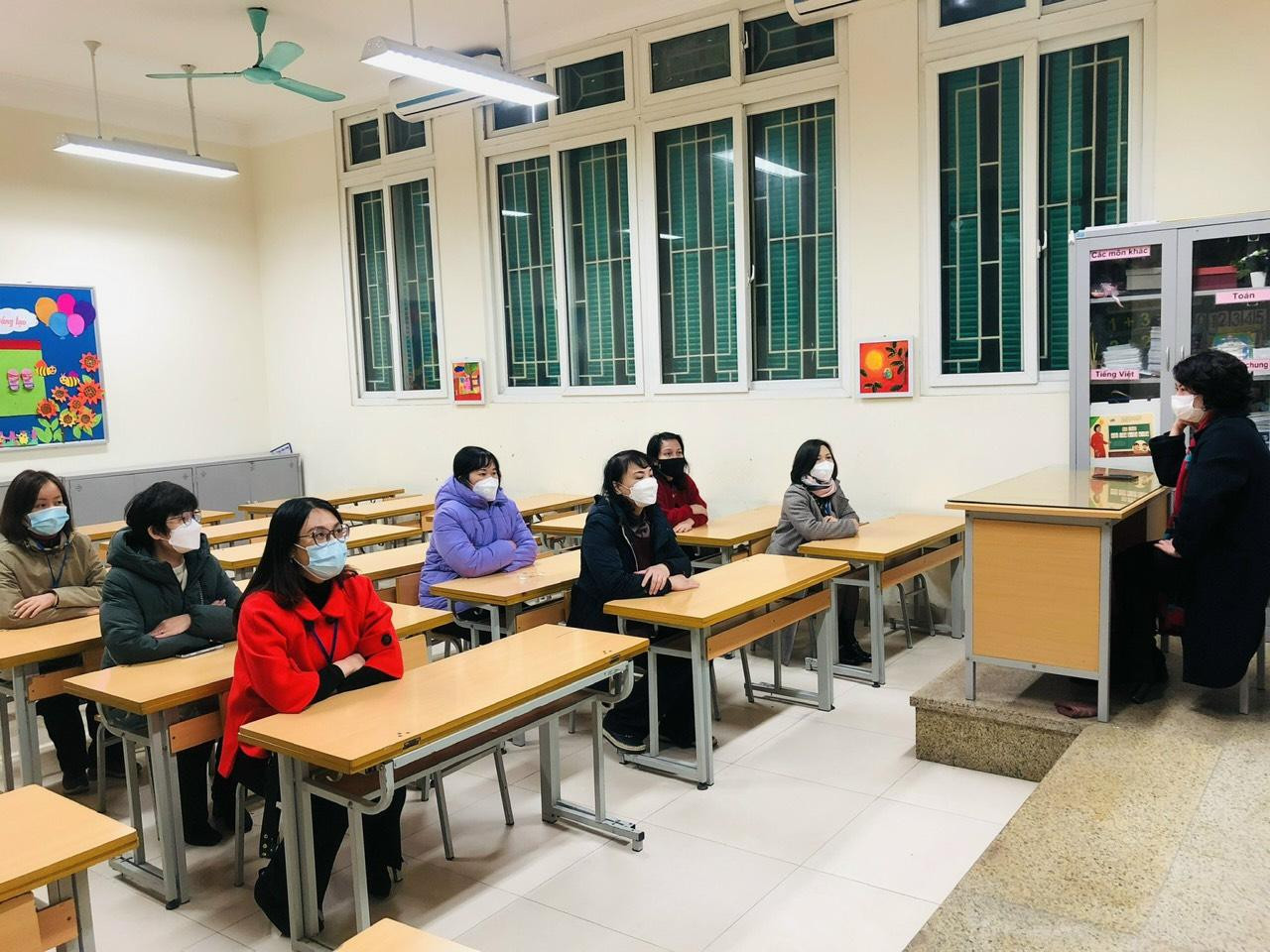 Theo đại diện lãnh đạo quận Hoàn Kiếm, để chuẩn bị tốt nhất đón học sinh tiểu học đến trường học trực tiếp, trong hai ngày 16 và 17/2, các trường trên địa bàn quận tổ chức diễn tập nhiều nội dung, đặc biệt là công tác phòng, chống dịch COVID-19.