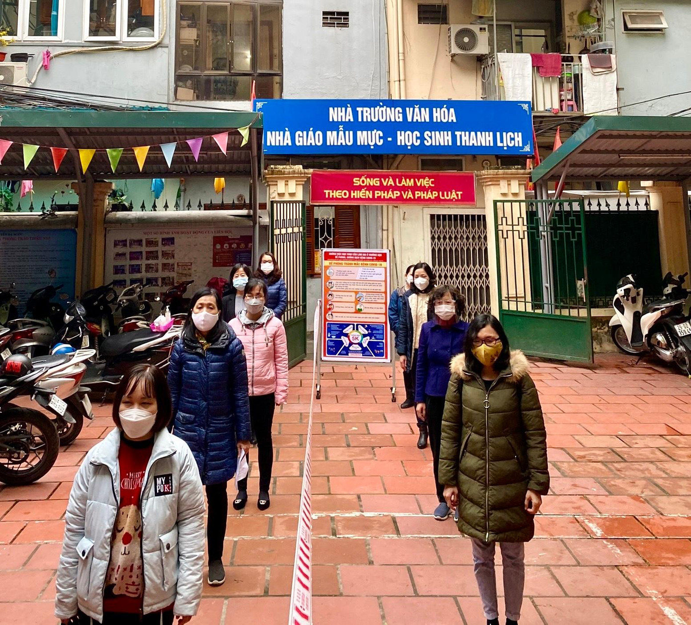 Một nhiệm vụ nữa, theo yêu cầu của quận, Phòng Giáo dục đào tạo phối hợp Trung tâm y tế quận, UBND 18 phường tổ chức tiêm vắc xin COVID-19 cho học sinh khi có hướng dẫn và phân bổ vắc xin của Sở Y tế.