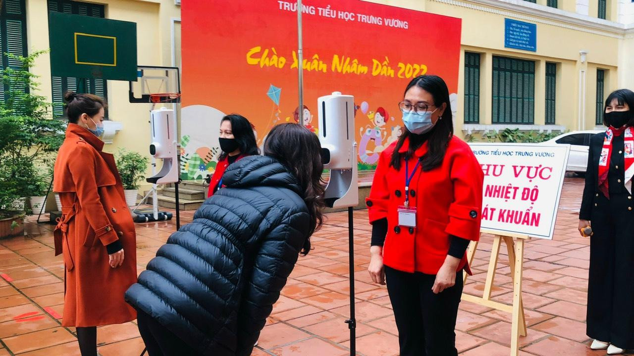 Công tác đo nhiệt độ, khử khuẩn trước khi vào trường được đảm bảo.