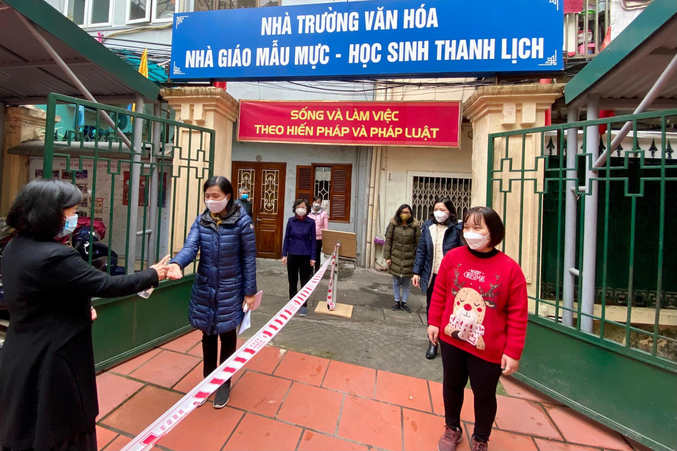 Quận Hoàn Kiếm chỉ đạo Phòng Giáo dục đào tạo chỉ đạo các trường rà soát, chuẩn bị các điều kiện đáp ứng yêu cầu dạy và học đảm bảo an toàn cho cán bộ, giáo viên, nhân viên và học sinh.