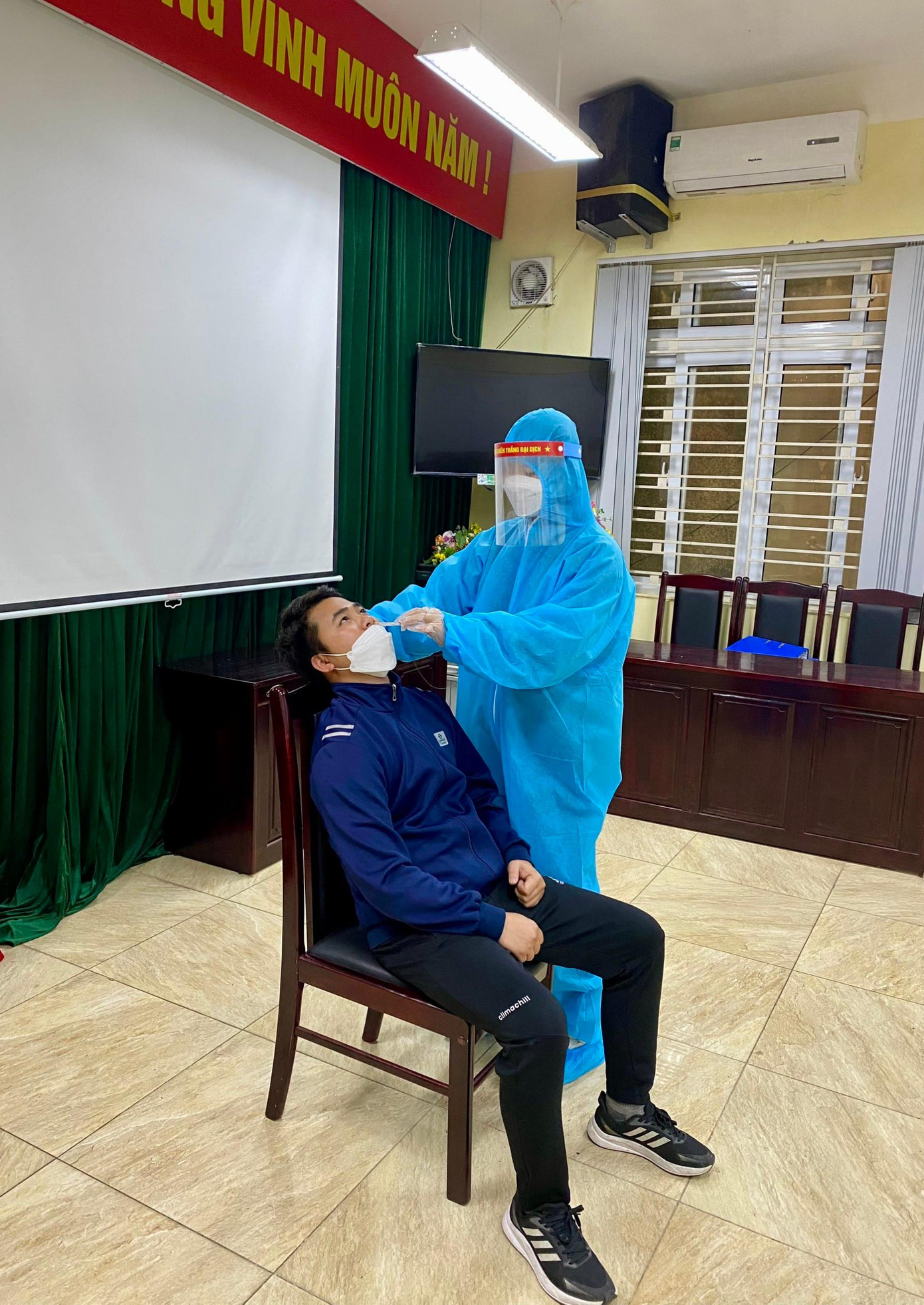 Theo lãnh đạo quận Hoàn Kiếm, lực lượng chức năng của quận sẽ đi kiểm tra định kỳ và đột xuất công tác phòng, chống dịch COVID-19 của các nhà trường.