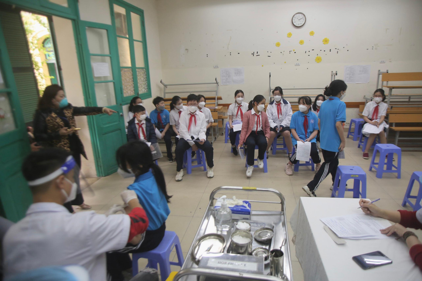 Bà Dư Thị Lan Anh, Phó hiệu trưởng Trường THCS Trưng Vương, quận Hoàn Kiếm (Hà Nội) cho biết, nhờ sự chuẩn bị kỹ lưỡng, chiến dịch tiêm chủng lần này được các bậc phụ hết sức ủng hộ. Ảnh: Duy Phạm