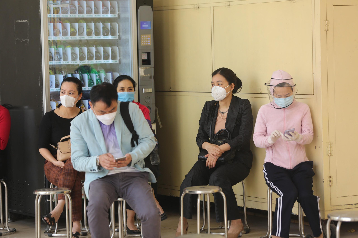 Các bậc phụ huynh chờ đợi con em mình tiêm vắc xin COVID-19. Ảnh: Duy Phạm