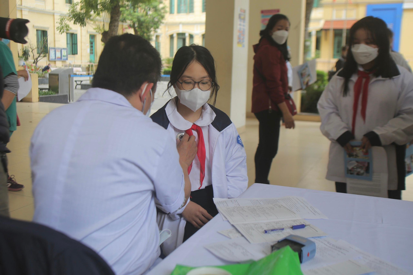 Các học sinh được thăm khám sức khoẻ đầy đủ, đảm bảo an toàn trước khi tiêm chủng. Ảnh: Duy Phạm