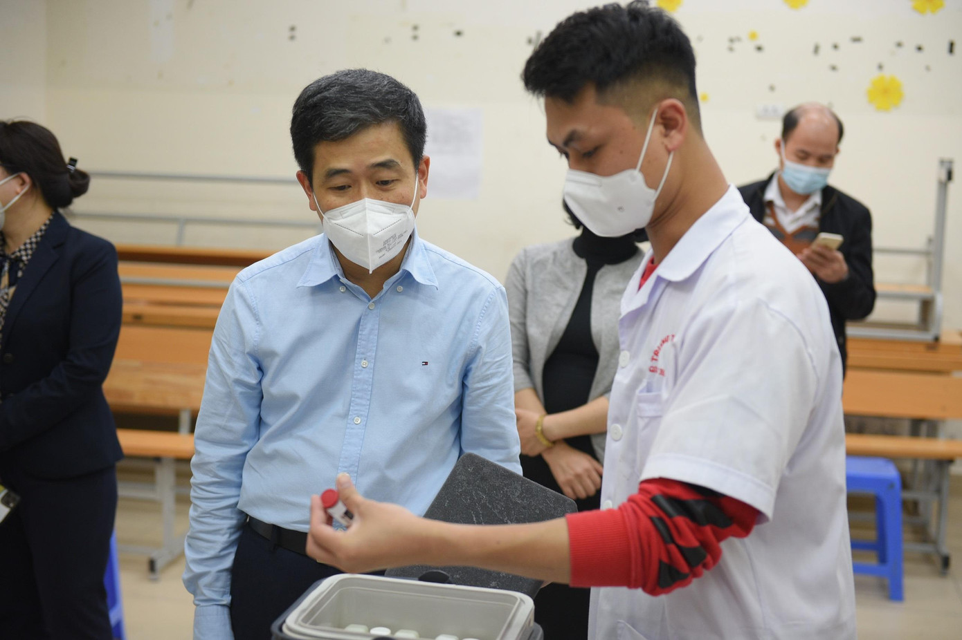 Ông Nguyễn Quốc Hoàn, Phó Chủ tịch UBND quận Hoàn Kiếm kiểm tra công tác tiêm chủng vắc xin COVID-19 tại điểm trường THCS Trưng Vương. Ảnh: Duy Phạm