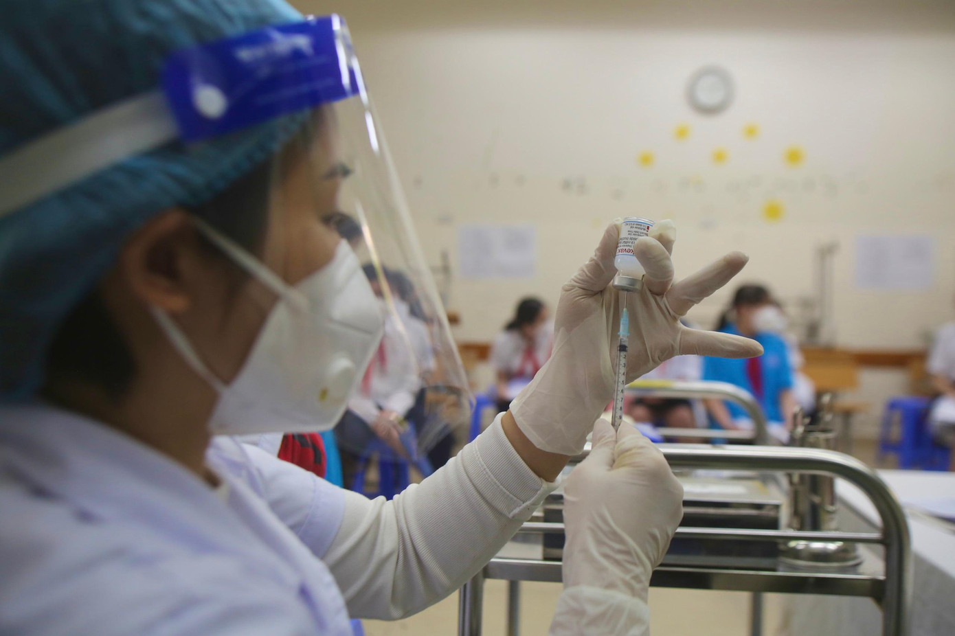 Ông Hoàn cho biết, quận đã triển khai các công tác chuẩn bị để đảm bảo an toàn cao nhất cho các học sinh, lứa tuổi từ 5 - 12 khi tiêm vắc xin COVID-19 đợt này. Ảnh: Duy Phạm