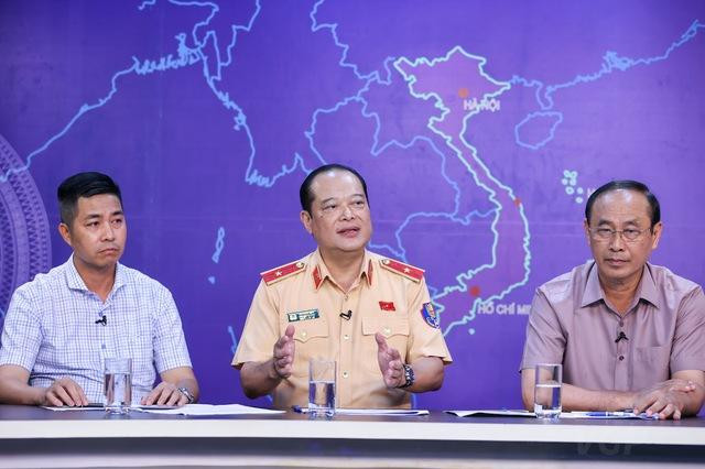 Thiếu tướng Lê Xuân Đức (giữa) trao đổi tại toạ đàm. Ảnh: VGP Thiếu tướng Lê Xuân Đức (giữa) trao đổi tại toạ đàm. Ảnh: VGP