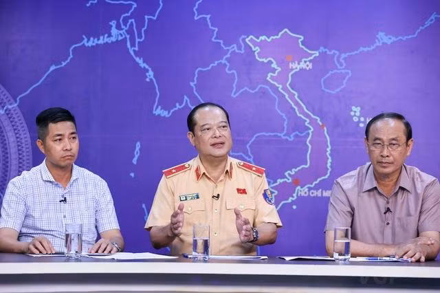 Thiếu tướng Lê Xuân Đức (giữa) trao đổi tại toạ đàm. Ảnh: VGP