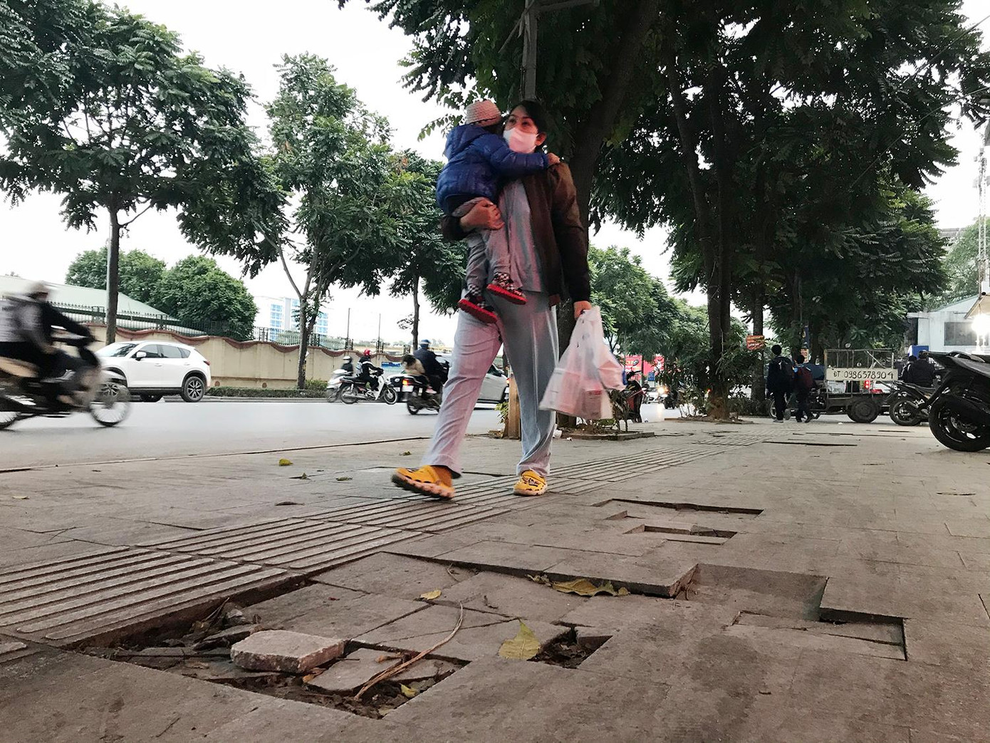 Lê Trọng Tấn cũng là tuyến đường được lát đá trên vỉa hè (do thành phố đầu tư từ năm 2016) đến nay cũng xuống cấp, nhiều vị trí hư hỏng, phải sửa chữa. Ảnh: Trường Phong